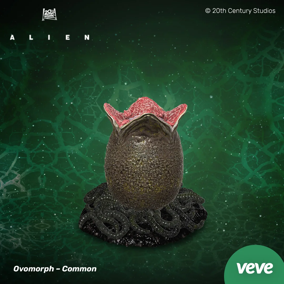 Ovomorph-Ei aus Alien als VeVe Collectible vor grüner Kulisse mit geöffnetem Kopf und sichtbarem Common-Hinweis.