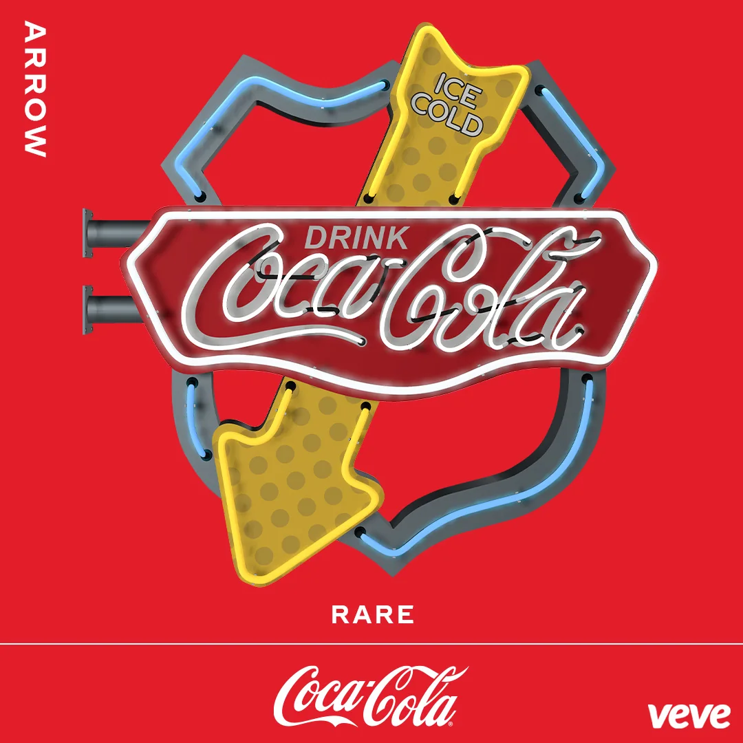 Coca-Cola-Neonschild mit gelben Pfeilen und Ice-Cold-Schriftzug auf rotem Hintergrund als Motiv der Neon-Signs-Serie.