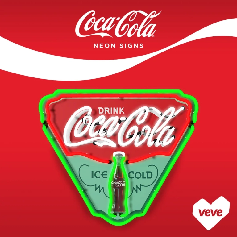 Rotes Keyvisual der VeVe-Serie Coca-Cola Neon Signs mit dreieckigem Drink-Coca-Cola-Schild, Flasche und Ice-Cold-Motiv.