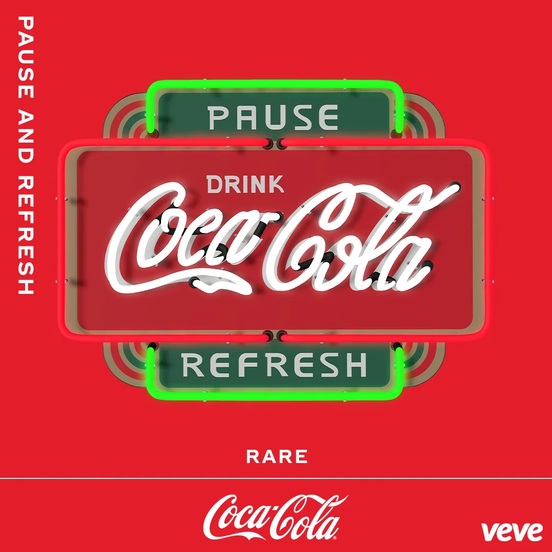 Quadratisches Coca-Cola-Neonschild auf rotem Hintergrund mit Pause-and-Refresh-Schriftzug und klassischem Drink-Coca-Cola-Logo.