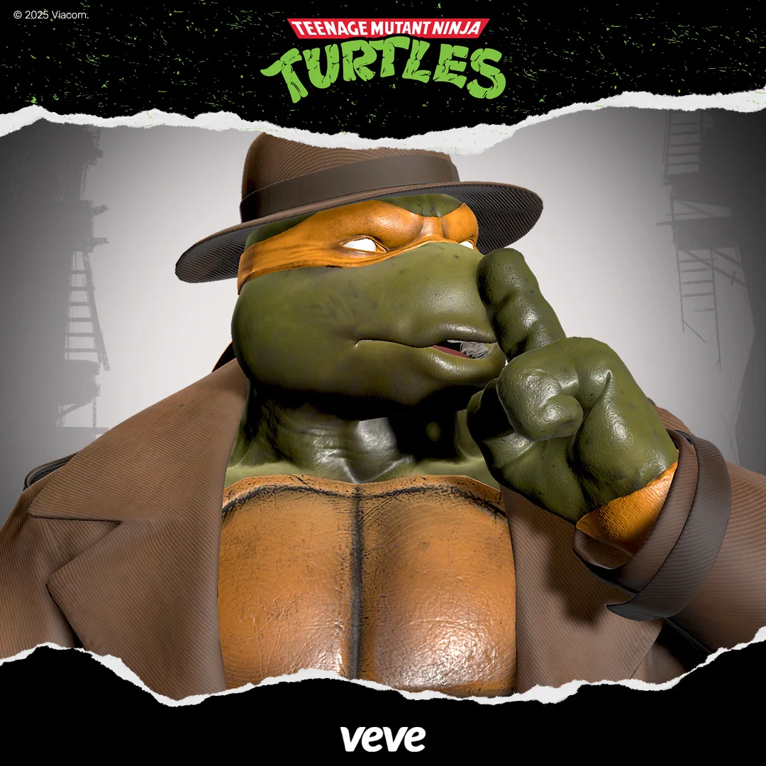 VeVe TMNT Michelangelo IncogNinja mit Fedora und Mantel in verdeckter Pose vor Turtles-Hintergrund.