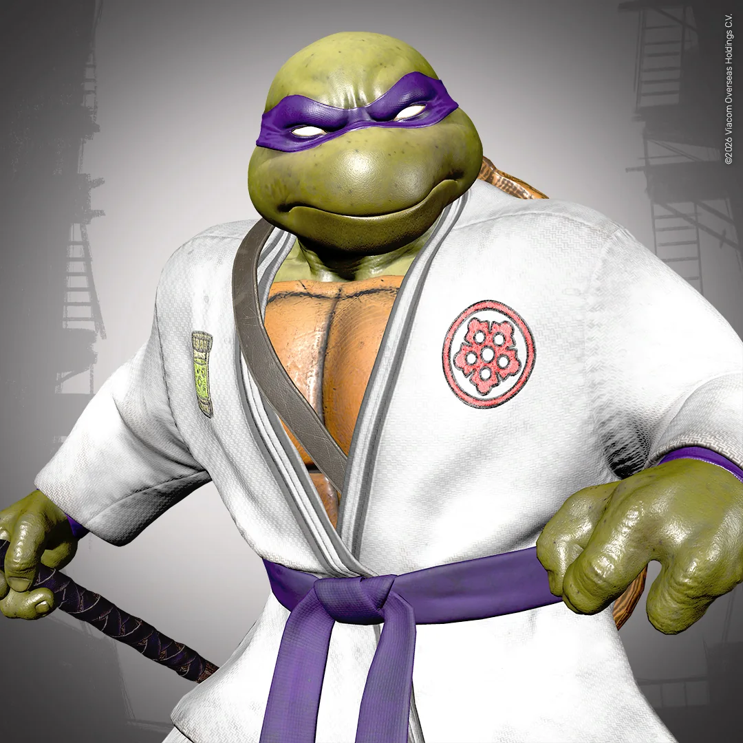 Donatello steht mit violetter Maske und Gürtel im weißen Dojo-Gi, während sein Bo-Stab seitlich sichtbar ist.
